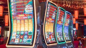 Dealer live casino profesional menyiapkan permainan baccarat online